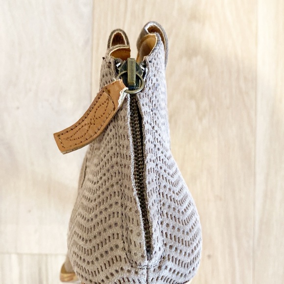 NWOB Dingo Kuster Taupe Suede Western Booties - Picture 8 of 15